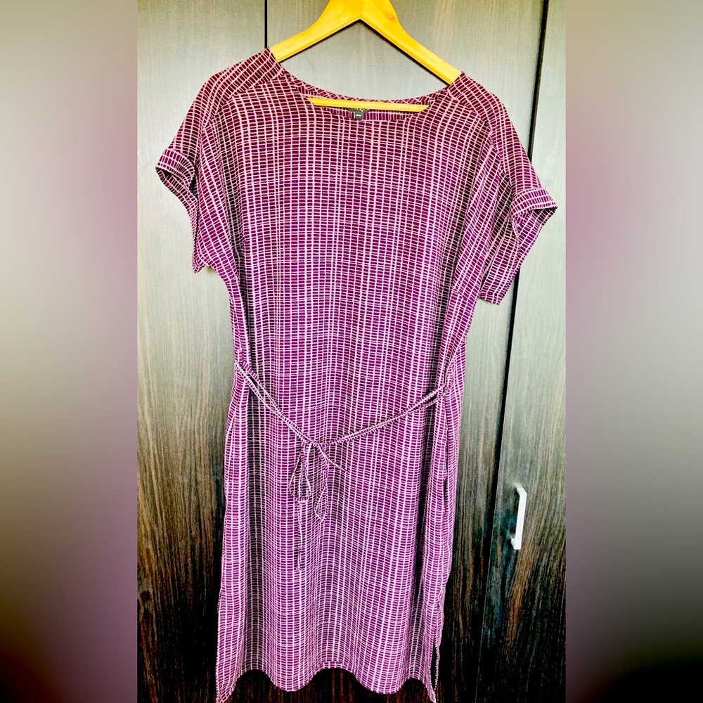 Flattering purple dress with pockets, size M